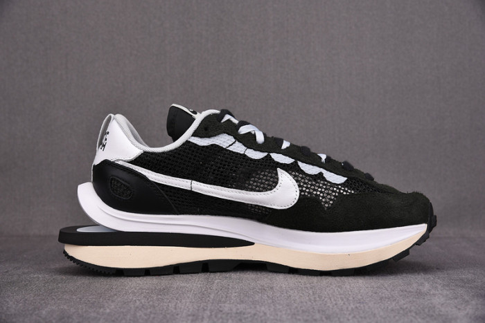 nike vaporwaffle sacai black white cv1363-001