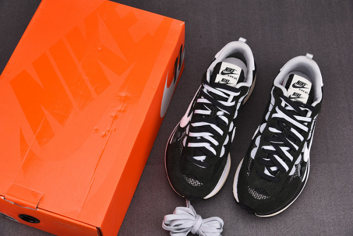 nike vaporwaffle sacai black white cv1363-001