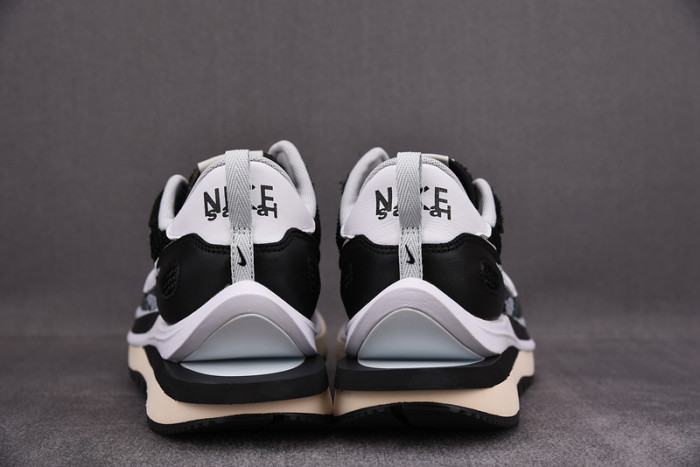 nike vaporwaffle sacai black white cv1363-001