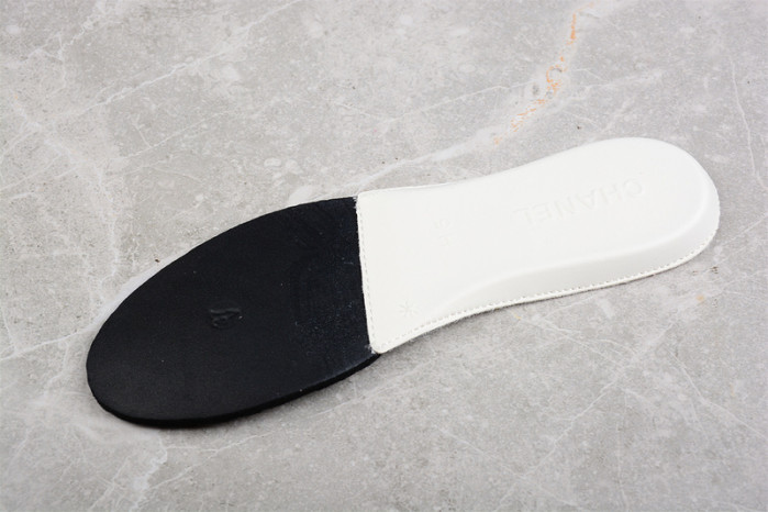 chane* snekaers c000008