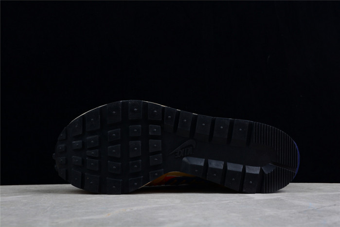 r42 sacai x jean paul gaultier x nk vaporwaffle dh9186-200