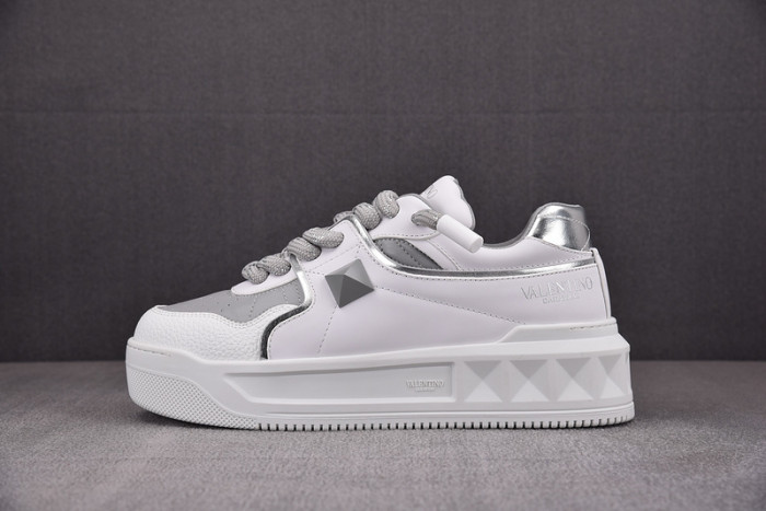 v*lentino garavani one stud sneakers m237034